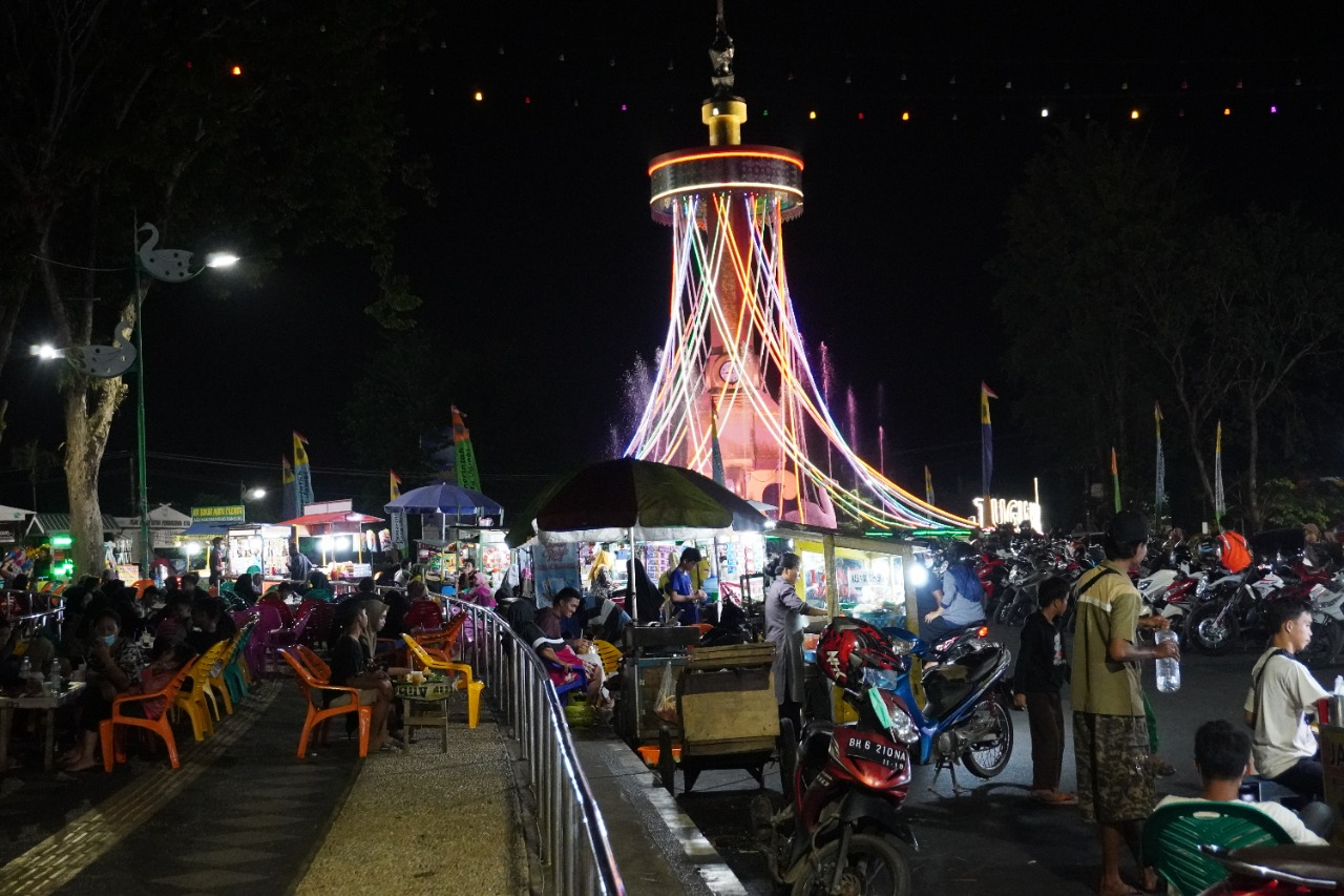 Solusi bagi pelanggan, PLN menyediakan stasiun pengisian listrik umum mobile yang bisa digunakan oleh para pedagang kaki lima. (Dok. PLN)