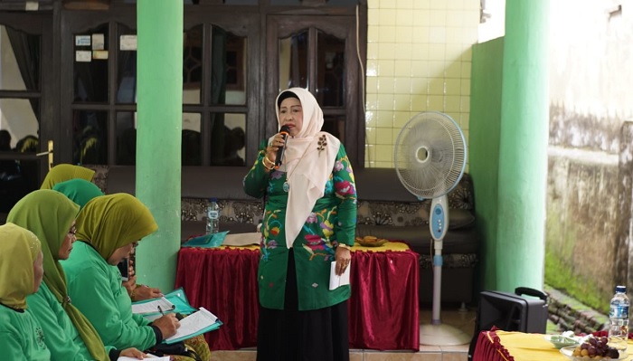 Anisah Saykur saat menjelaskan 4 Pilar di hadapan santri dan alumni di Pondok Tarbiyatul Aulad. 