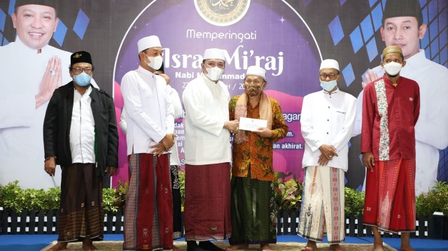 Pemerintah Kabupaten (Pemkab) Sampang menggelar peringatan Isra Mikraj sekaligus menyalurkan dana hibah kepada lembaga keagamaan di Pendapa Trunojoyo, Senin 27 Februari 2022. (Foto: Istimewa) 