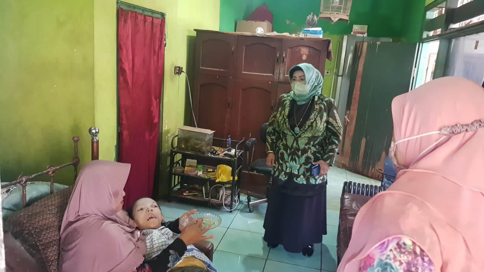 Anisah Syakur datangi rumah anak yang membutuhkan bantuan. (Foto: Istimewa)