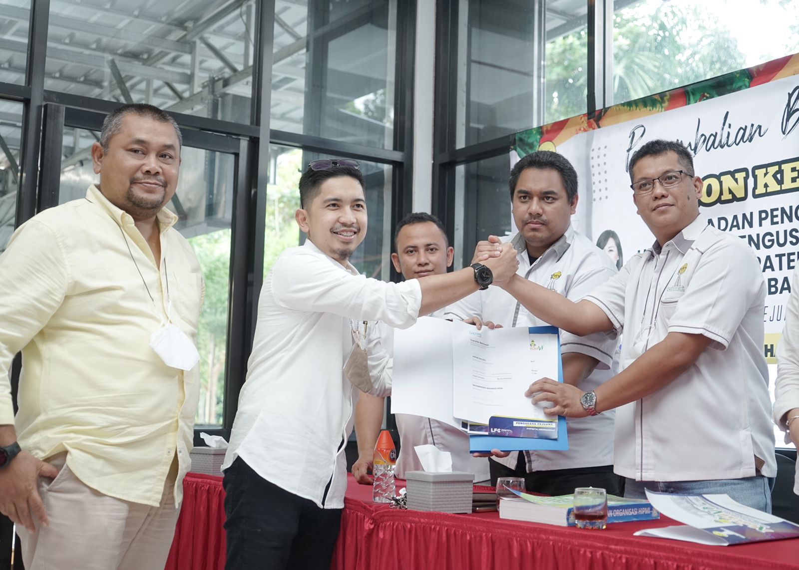 Bakal calon ketua Hipmi Tala, Muhammad Rahmad Hidayat (dua dari kiri) saat menyerahkan berkas pendaftaran ke panitia penjaringan, Selasa (8/3/2022).(Foto: Istimewa)