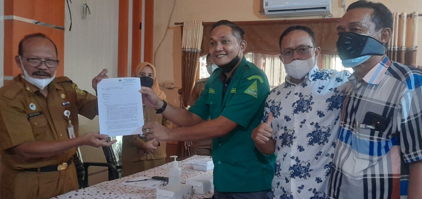 Penyerahan surat tanggapan oleh Sekretaris LBH Ansor Kalsel ,Yusuf Ramadhan (baju hijau) kepada perwakilan Pemkot Banjarmasin , Selasa (15/3). (Foto: Istimewa)