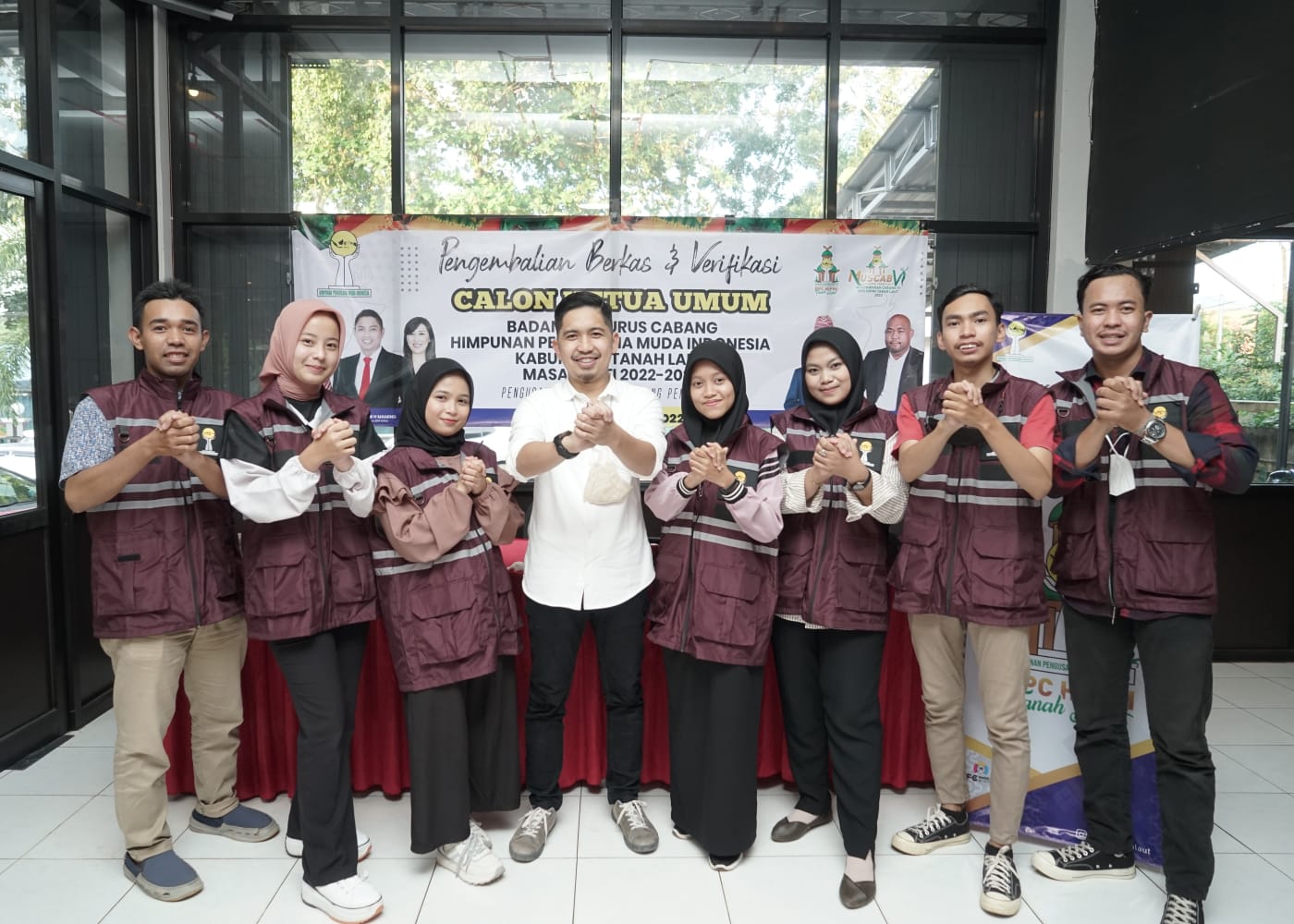 Muhammad Rahmad Hidayat, Ketum  BPC  Hipmi Kabupaten Tanah Laut (baju putih) berfoto bersama keluarga besar KOPI Tanah Laut, Selasa (15/3).(Foto: Istimewa)