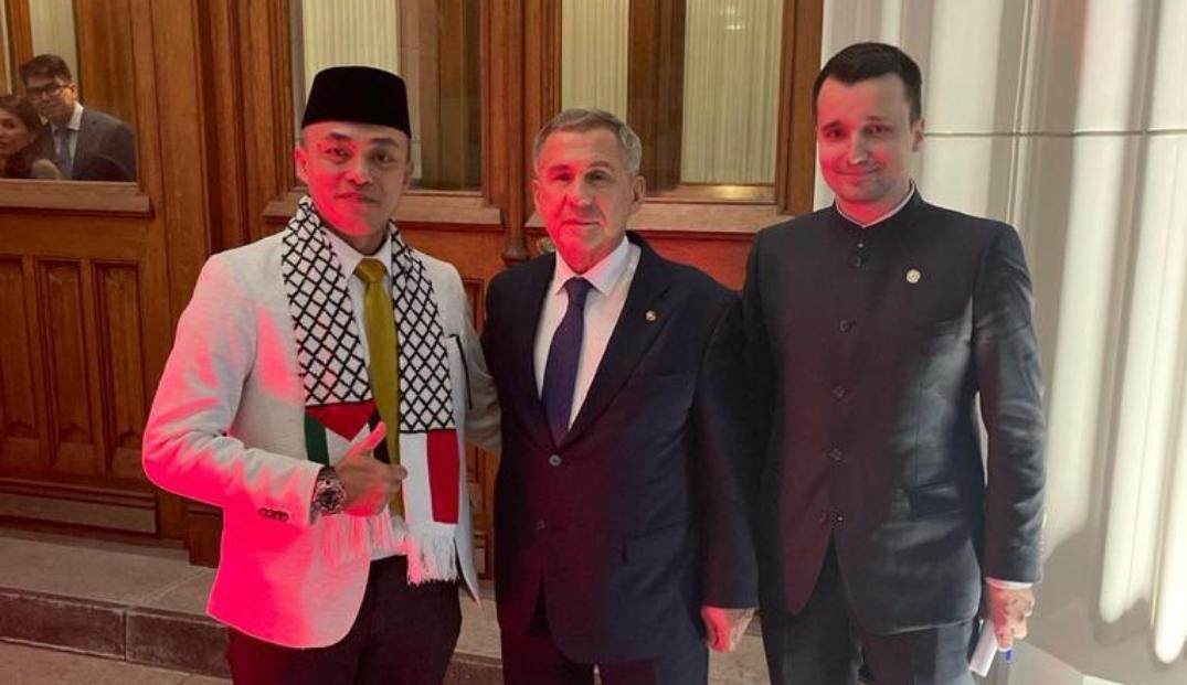 Photo Kiri ke Kanan: Tantan Taufiq Lubis Ambassador OIC Youth Capital Kazan 2022 - Presiden Republic Tatarstan Rustam Minnikhanov dan Timur Sulaymanov Menteri Pemuda Tatarstan Russia.