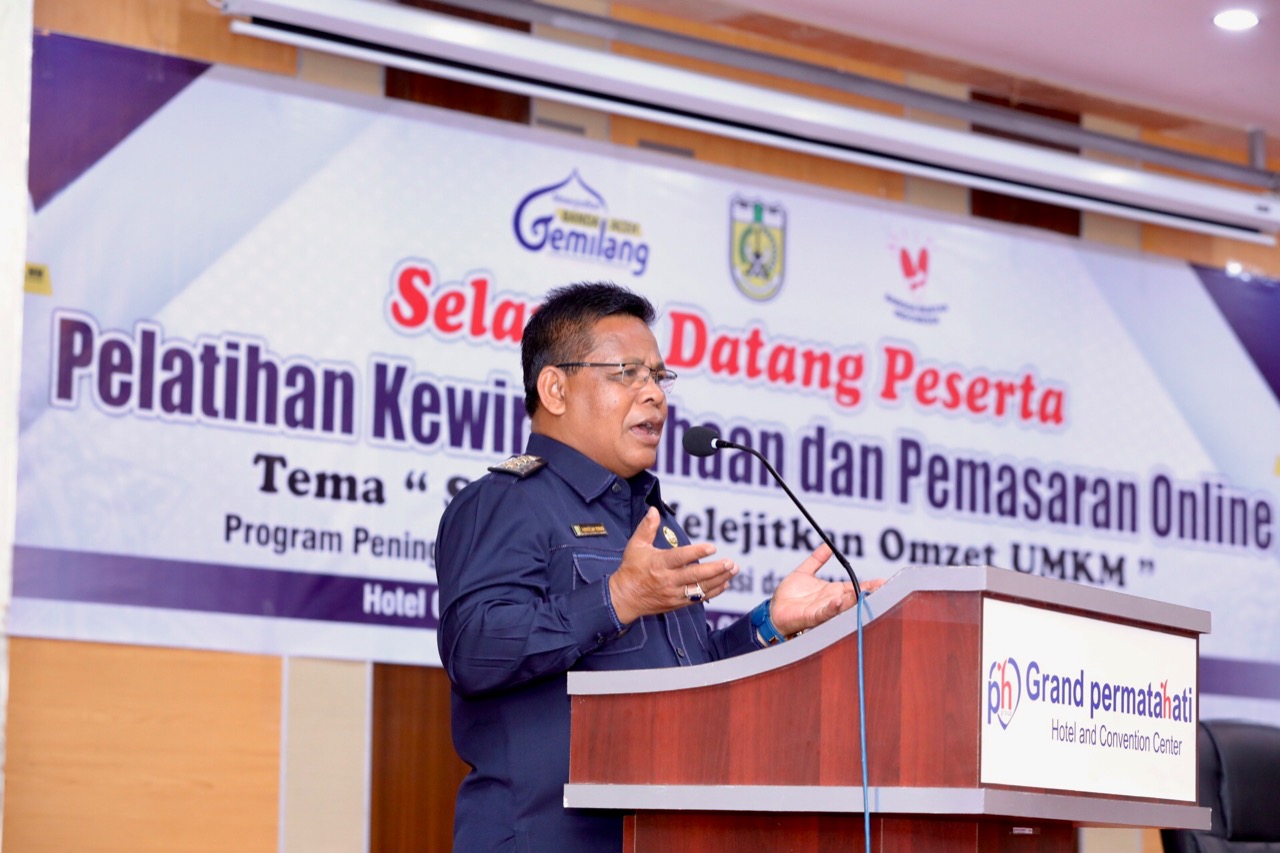 Wali Kota Banda Aceh, Aminullah Usman, saat membuka acara pelatihan Kewirausahaan dan Pemasaran Online dengan tema “ Strategi Melejitkan Omzet UMKM” Program Peningkatan Kapasitas dan UMKM (PK2UMK) DAK NF Tahun 2022. (Foto: Istimewa) 