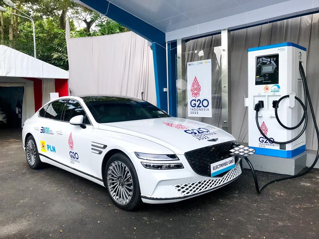 SPKLU ultra fast charging mampu mengisi penuh 2 mobil listrik dengan kapasitas di atas 80 kilo Watt (kW) secara bersamaan hanya dalam waktu singkat. (Foto: PLN/Serikat News) 