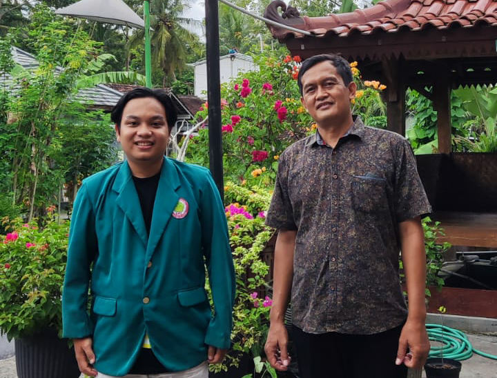 Misron (kanan) pemilik usaha Aneka Olahan Ikan “Dwi 888”. (Foto: Serikat News) 