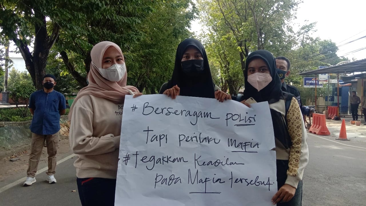 Pemuda Penegak HAM (PP-HAM) mengepung Polres Sumenep, Jumat (18/3/2022). (Foto: Serikat News) 