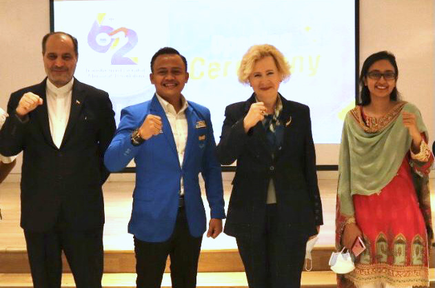 Ketua Bidang HI PB PMII, Yanju Sahara, dan beberapa Dubes Negara di Dunia saat gelaran Harlah PMII ke-62. (Foto: Serikatnews)