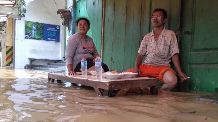Sejumlah pedagang di Sampang terancam rugi karena warung dagangannya tergenang banjir. (Foto: Diwan/Serikat News)
