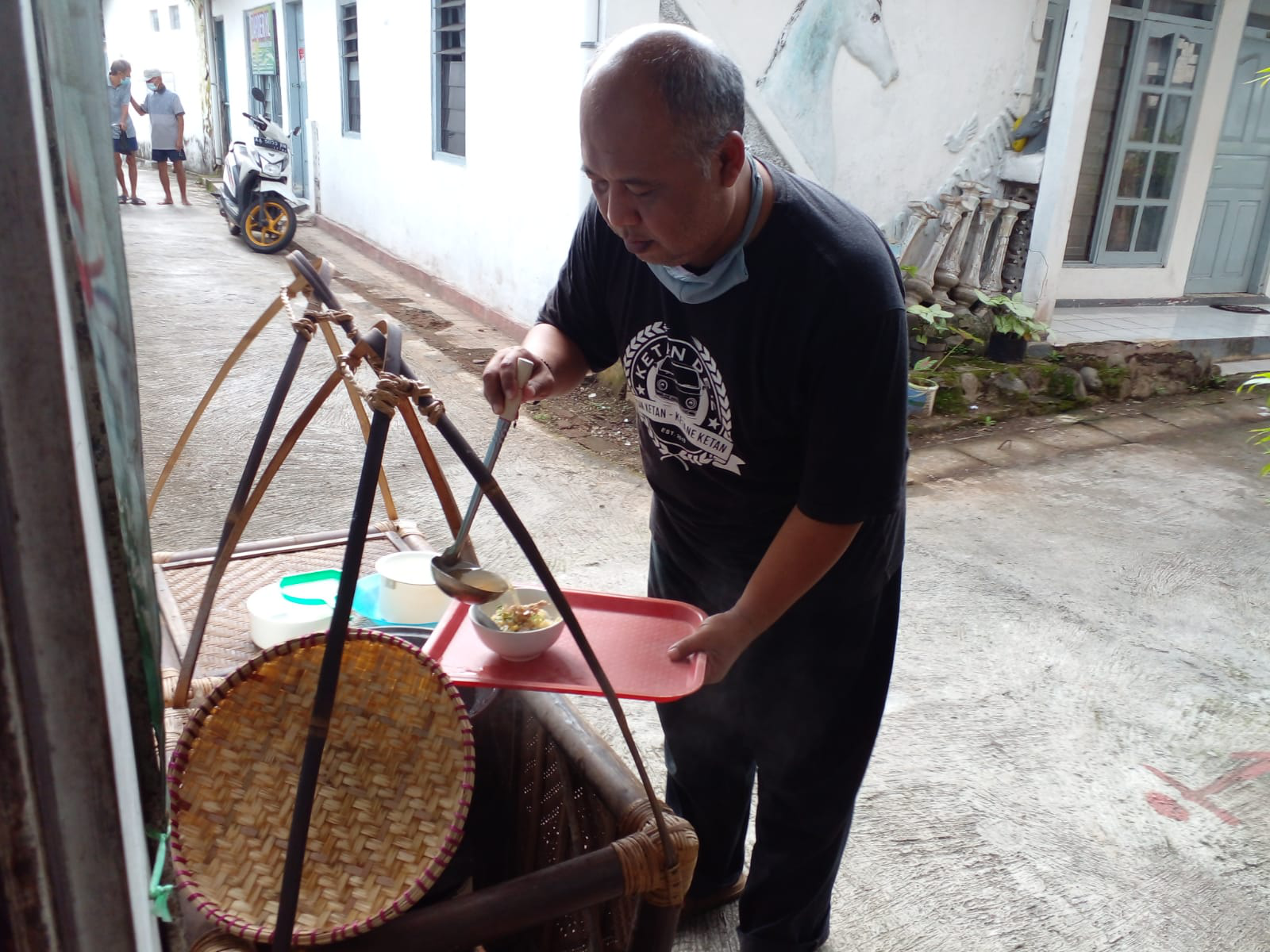Heri Handoko (46) menyiapkan soto. (Foto: Info Publik) 
