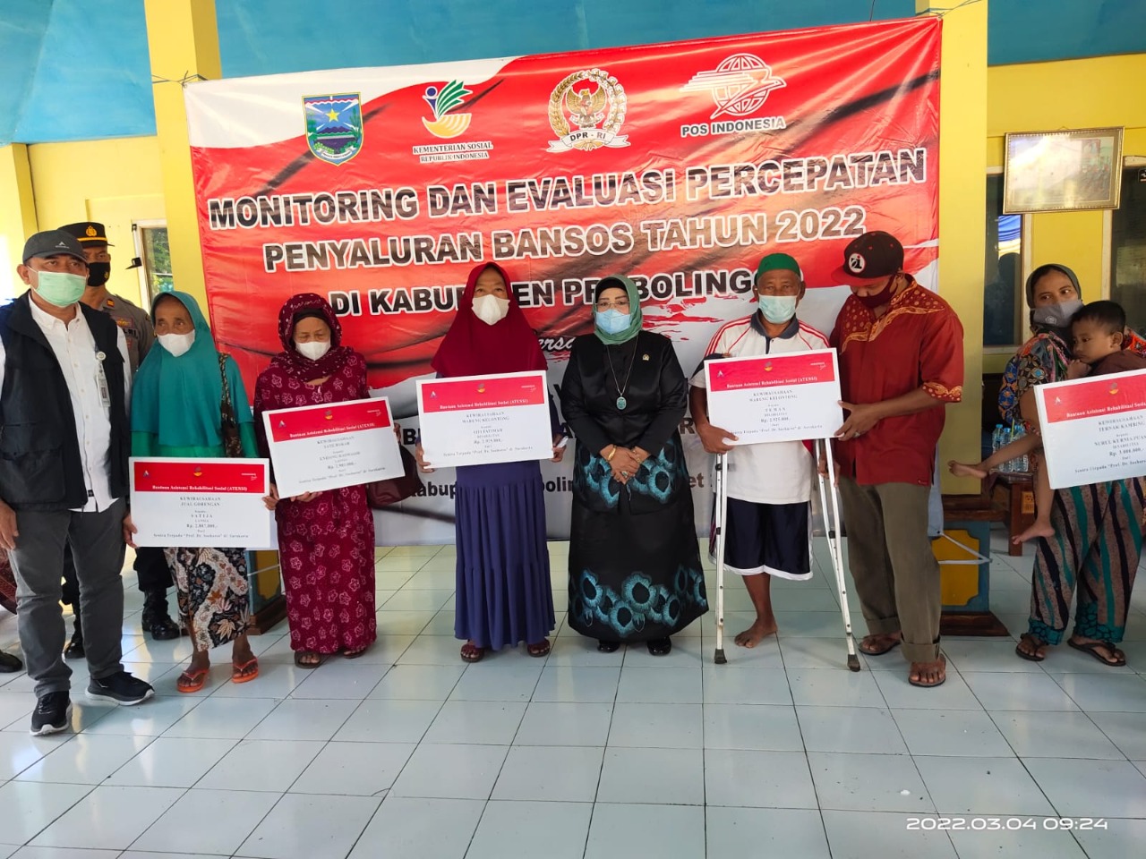 Anisah Syakur bersama masyarakat penerima bantuan. (Foto: Istimewa) 