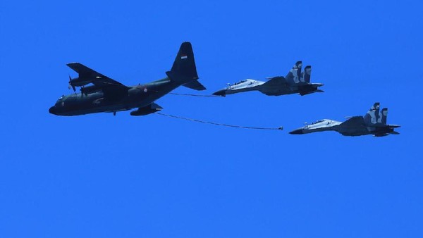 Pesawat Sukhoi sedang air refueling dengan tanker pesawat KC-130 BT. (Foto: Detik/dok. Dispen TNI AU).
