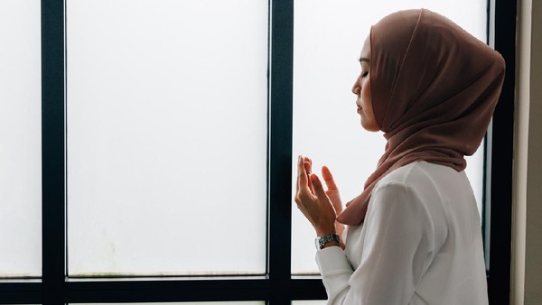 Ilustrasi membaca doa niat puasa. (Foto: Getty Images) 