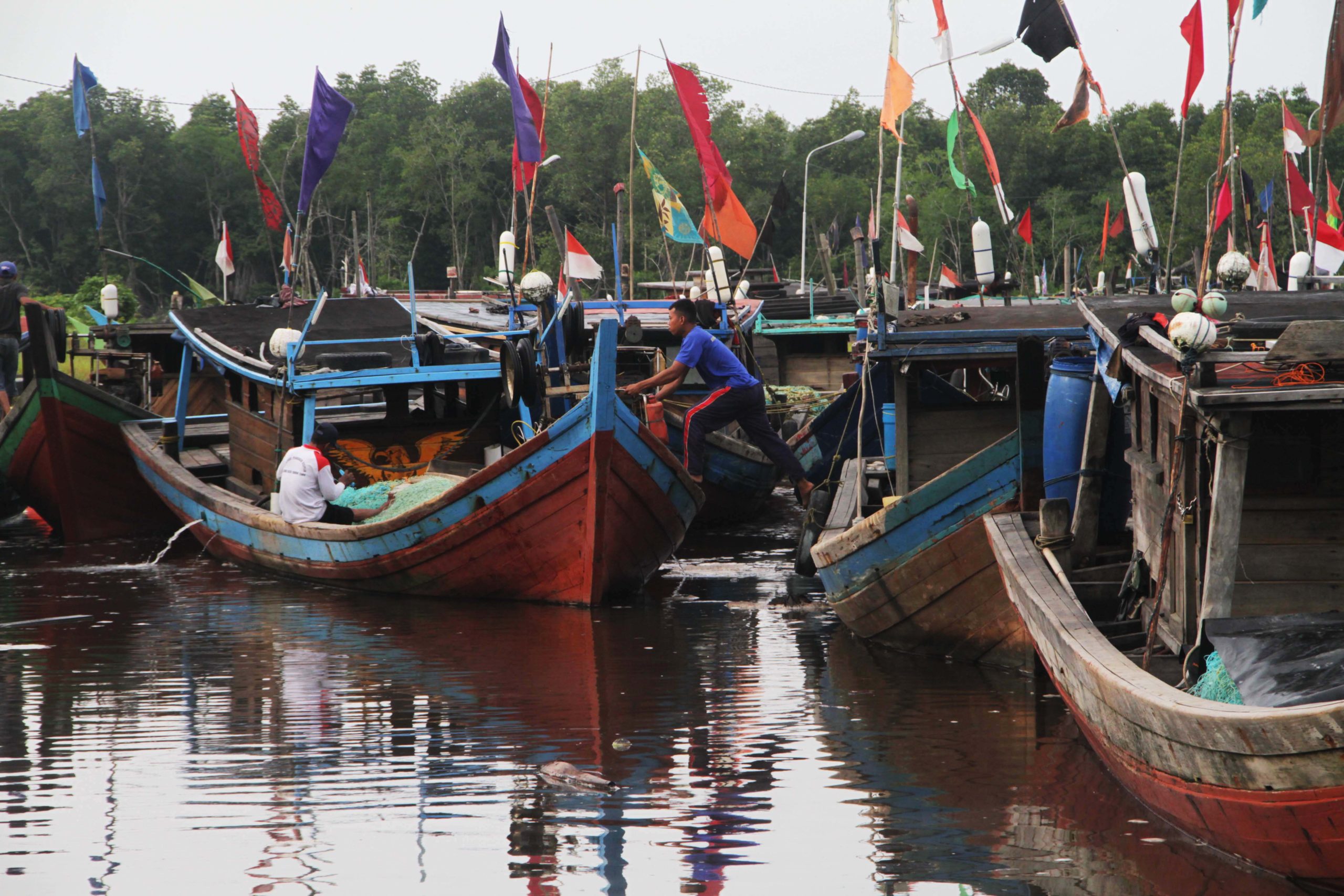 Nelayan di Desa Meskom, Kecamatan Bengkalis, Kabupaten Bengkalis, Provinsi Riau. (Foto: Mongabay.co)