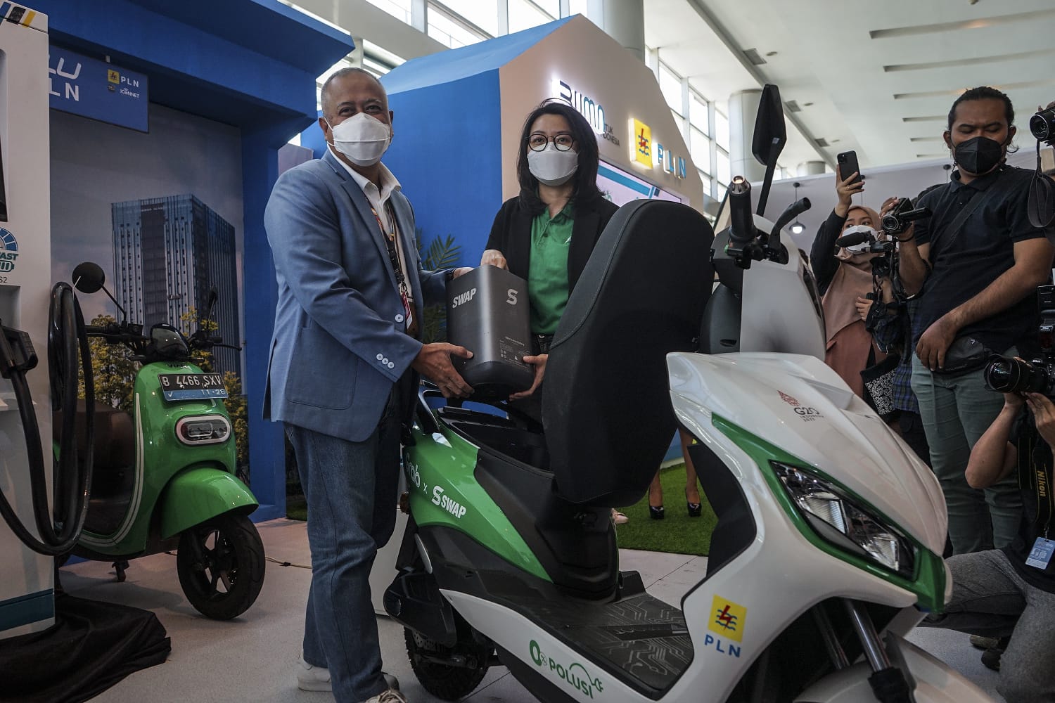 Kolaborasi ini merupakan aksi nyata PLN dan Grab dalam mempercepat ekosistem dan integrasi layanan kendaraan listrik di Indonesia. (Foto: PLN)