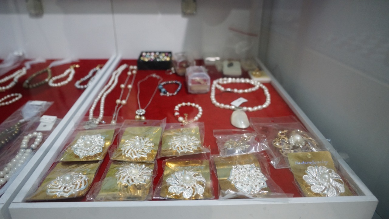 Mampu menembus pasar mancanegara, setiap produk yang dipasarkan oleh Kayla Mutiara Lombok telah dilengkapi dengan surat-surat serta sertifikat dari lembaga berwenang. (Foto: PLN)