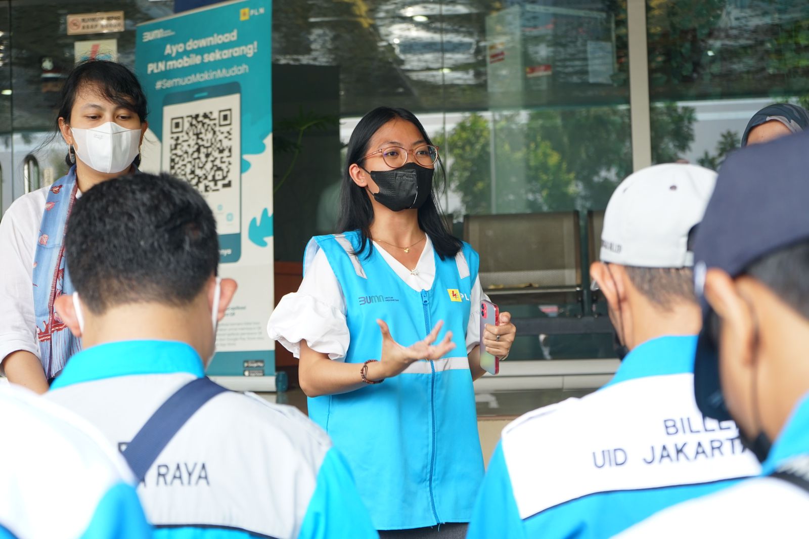Putu Ghita menjalani perannya sebagai General Manager PLN dalam satu hari. Foto: PLN