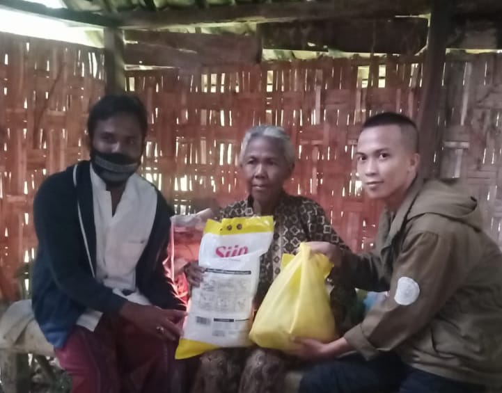 DPD Masyarakat Relawan Indonesia (MRI) menyambangi dan memberi sedikit bantuan dan uluran tangan. (Foto: Diwan/Serikat News) 