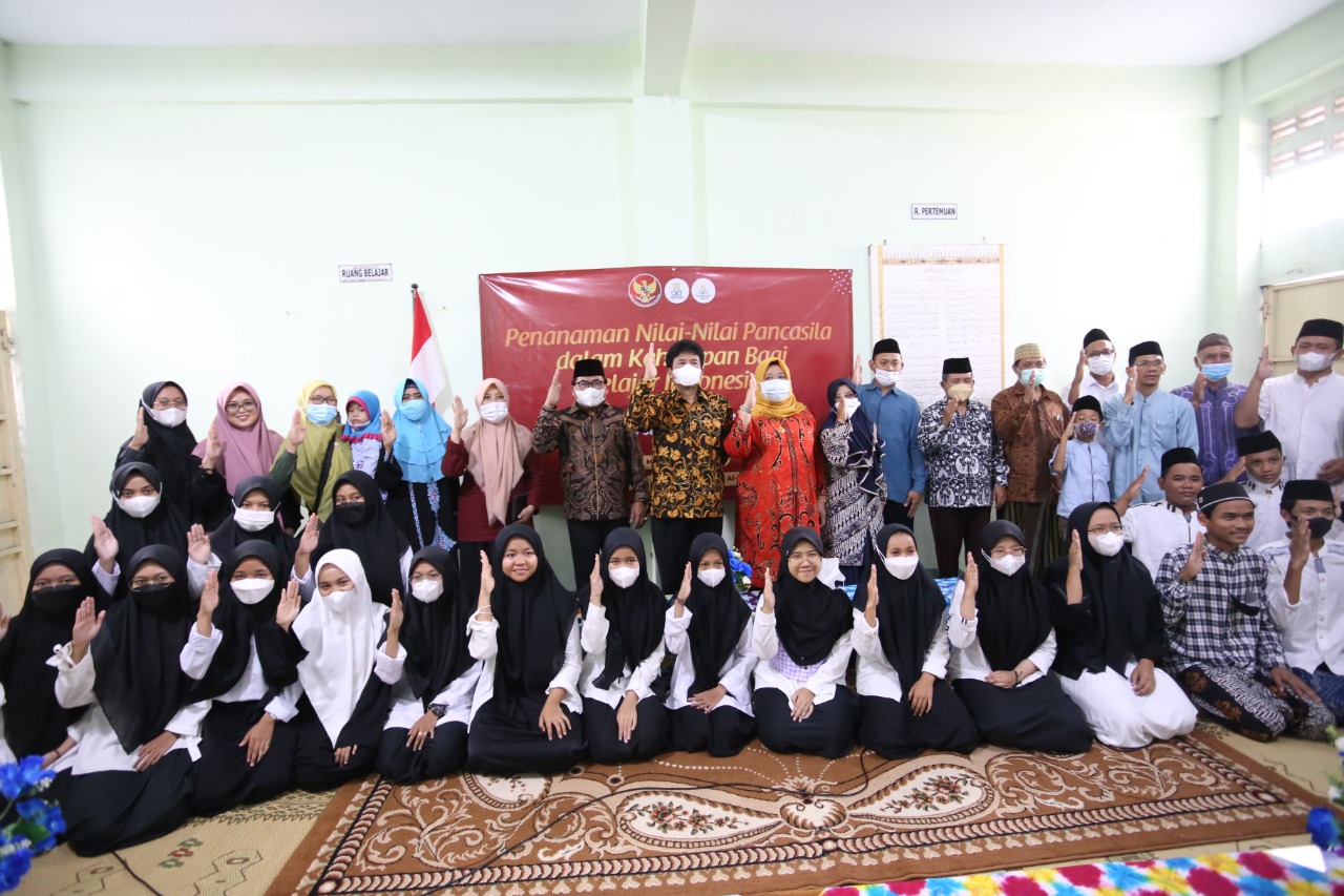 Kepala BPIP memberikan santunan kepada 30 anak yatim di Panti Asuhan NU Bintan Sa'Adillah Al-Rasyid, Krapyak Wetan, Panggungharjo, Sewon, Bantul, DIY, Minggu 17 April 2022. (Foto: Istimewa)
