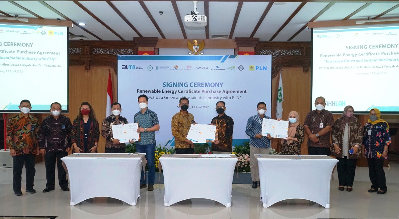 Penandatanganan perjanjian kerja sama dan kontrak dilakukan antara PLN dan PT Sritex Group yang membawahi tiga pabrik, PT Busanaremaja Agracipta, PT Semarang Garment, PT Bomin Permata Abadi, PT Bangun Maju Lestari, dan PT YB Apparel Jaya. (Foto: PLN) 
