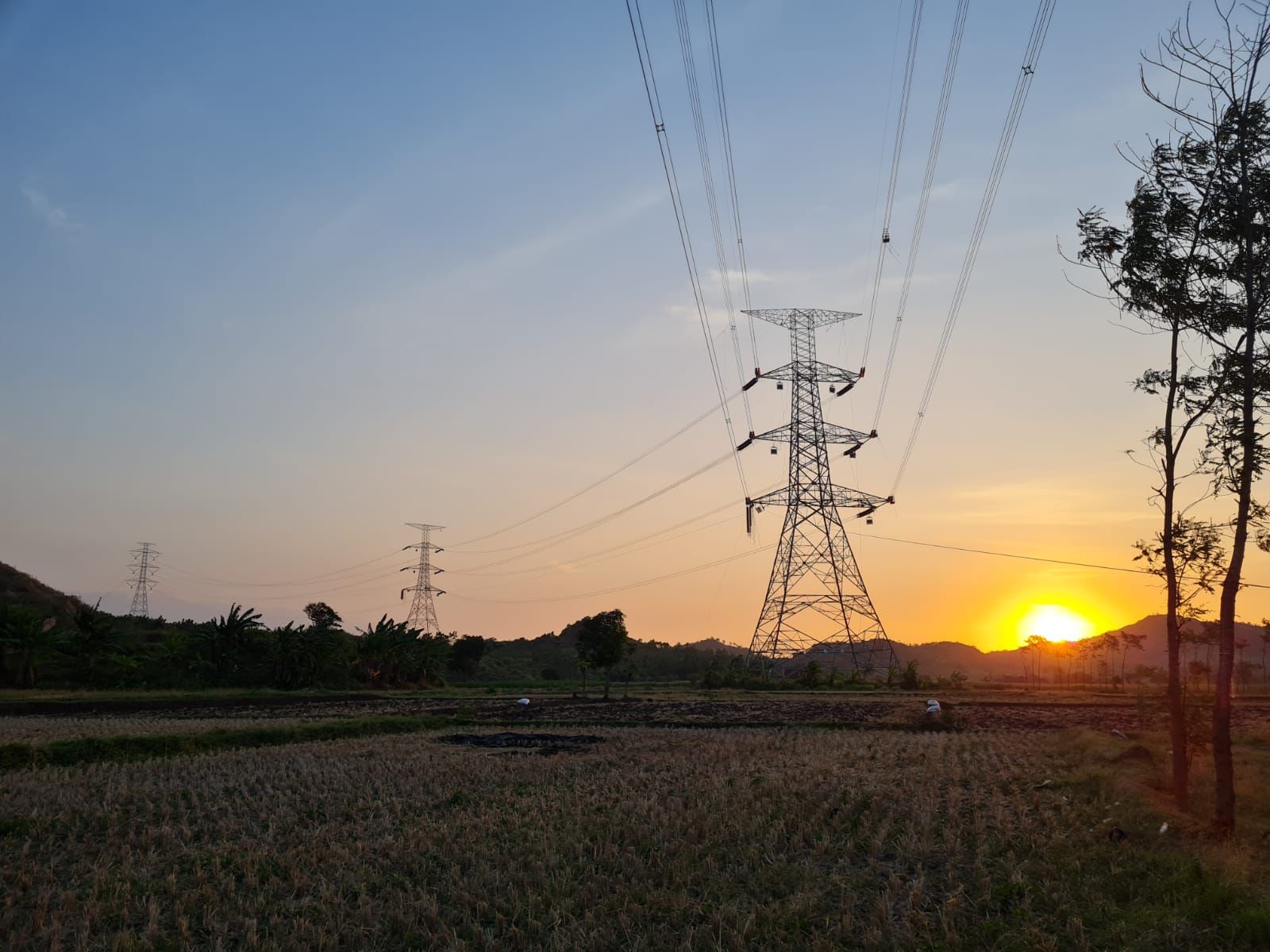 Pembangunan transmisi yang disebut sebagai Backbone 500 kV Utara Jawa ini menelan investasi lebih dari Rp11 triliun. (Foto: PLN) 