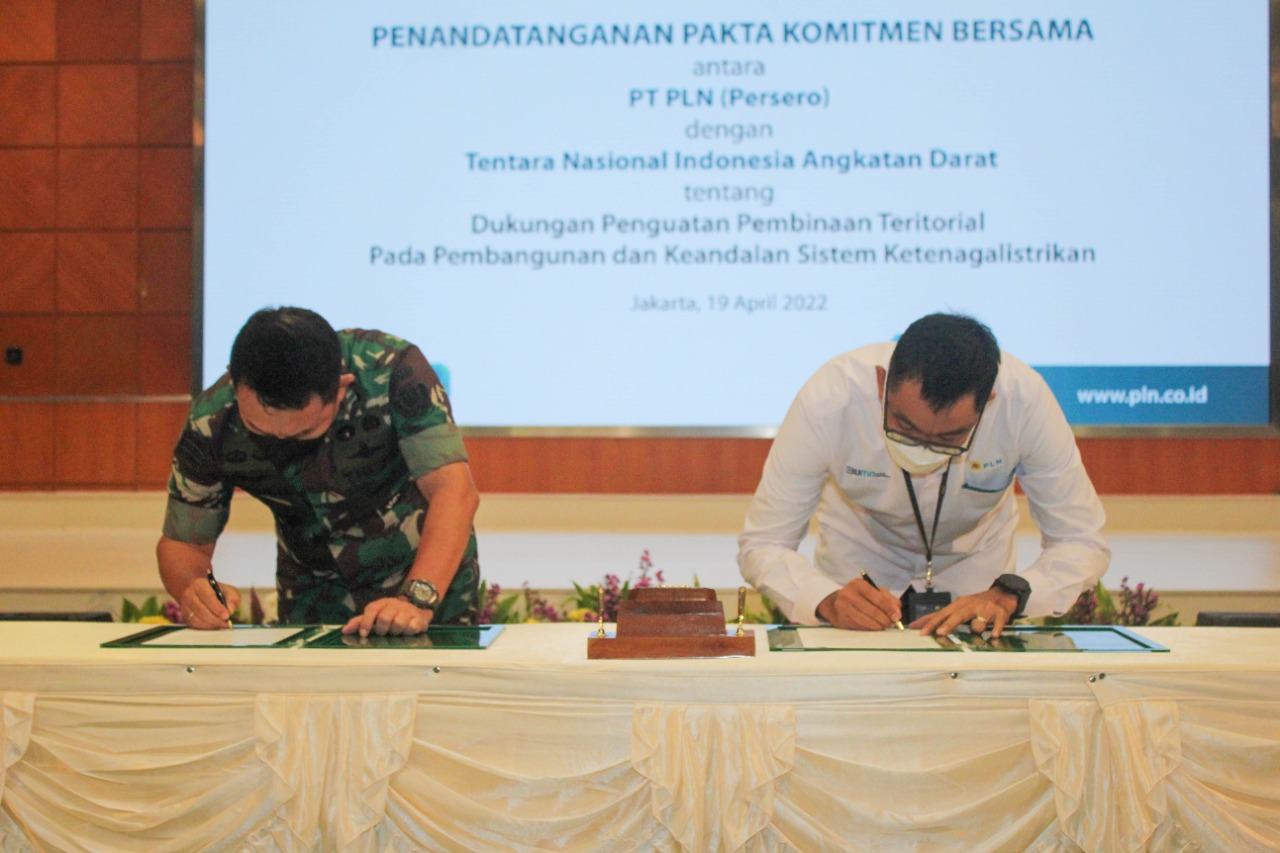 Penandatanganan Pakta Komitmen PLN - TNI AD, merupakan tindaklanjut dari Perjanjian Kerja Sama (PKS) antara PLN dan TNI AD tentang Dukungan Penguatan Pembinaan Teritorial pada Keandalan Sistem Ketenagalistrikan pada Oktober 2021. (Foto: PLN) 