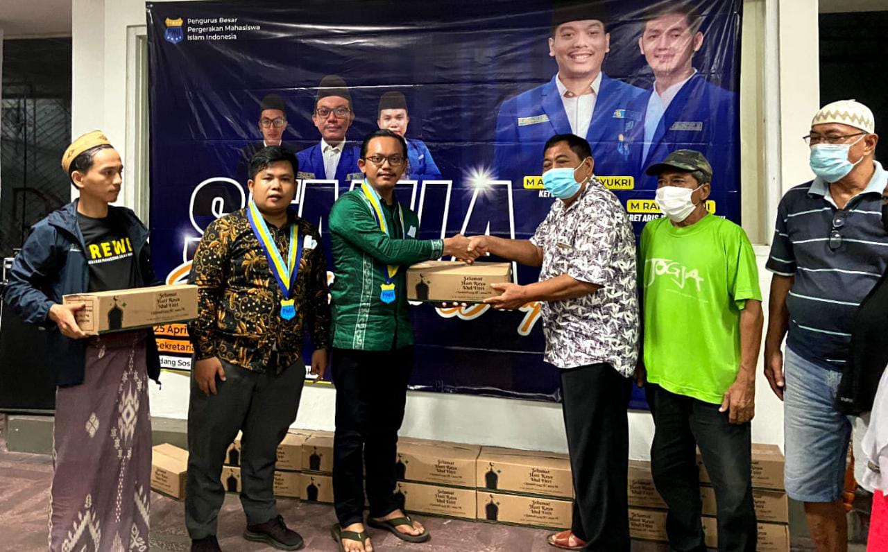 Sejumlah Pengurus Bidang Sosial Kesejahteraan Masyarakat PB PMII saat membagikan sembako kepada warga Salemba Tengah, Jakarta Pusat. (Foto: Istimewa)