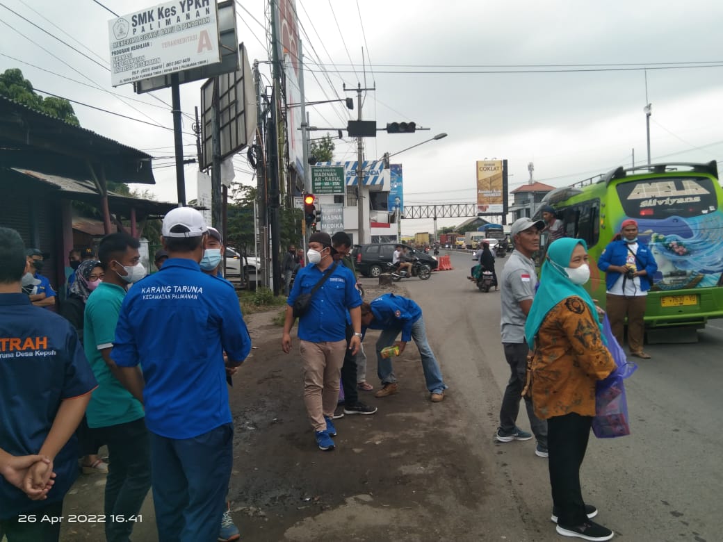 Karang Taruna Kecamatan Palimanan bagi-bagi takjil. (Foto: Serikat News) 