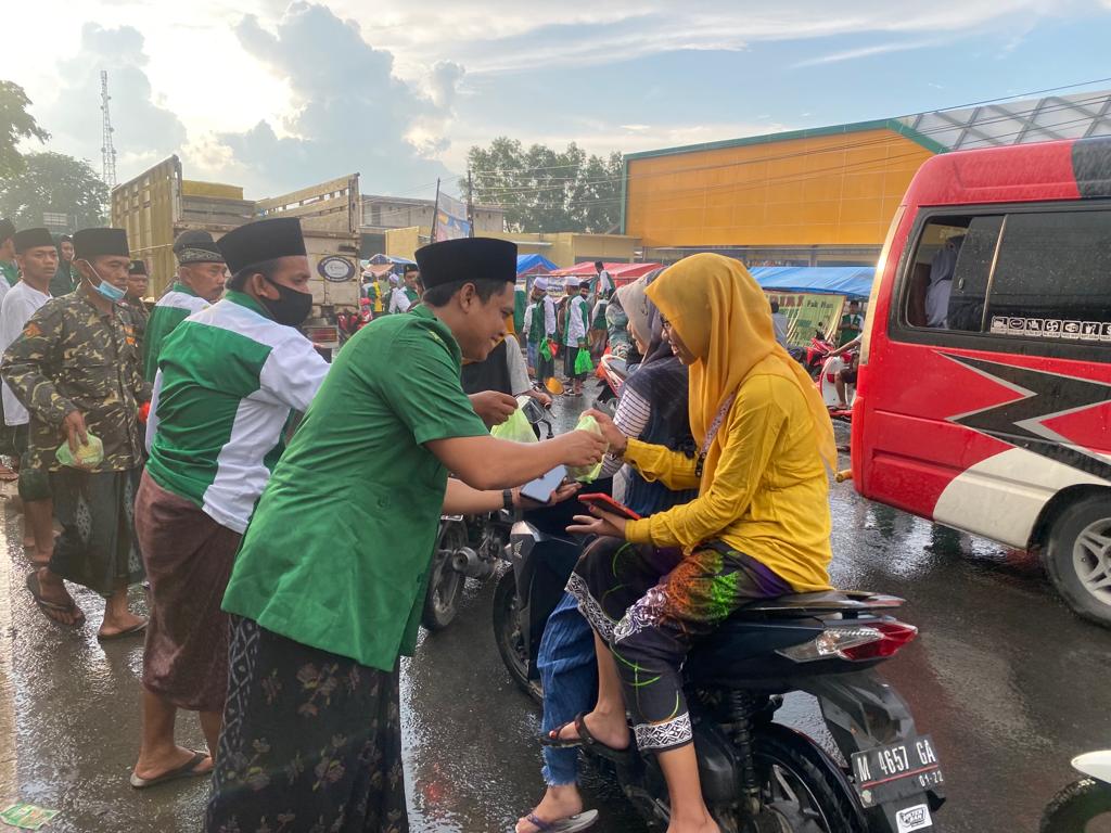 1.500 takjil dibagikan di sepanjang Pasar Tanah Merah, Rabu 27 April 2022. (Foto: Serikat News)