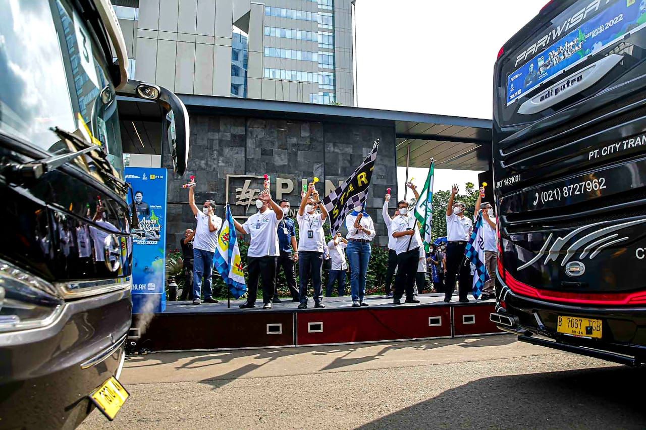 Tak hanya memberangkatkan para pemudik, PLN juga memfasilitasi vaksinasi booster untuk peserta mudik bersama. (Foto: PLN) 