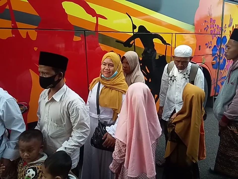 Sebanyak 53 orang dipulangkan ke kampung halaman, di Desa Karang Gayam Kecamatan Omben. (Foto: Diwan/Serikat News) 