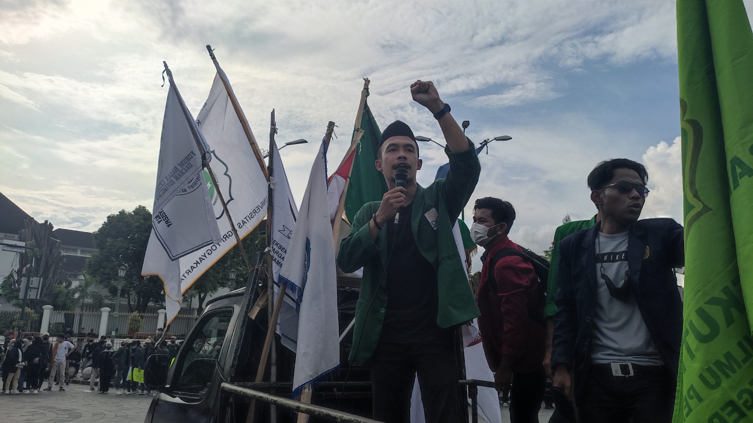 Presiden Mahasiswa UIN Sunan Kalijaga Yogyakarta, Syaidurrahman Alhuzaifi saat menyampaikan orasinya di aksi mahasiswa yang tergabung dalam FBD di Titik 0 KM. (Foto: Serikatnews.com)