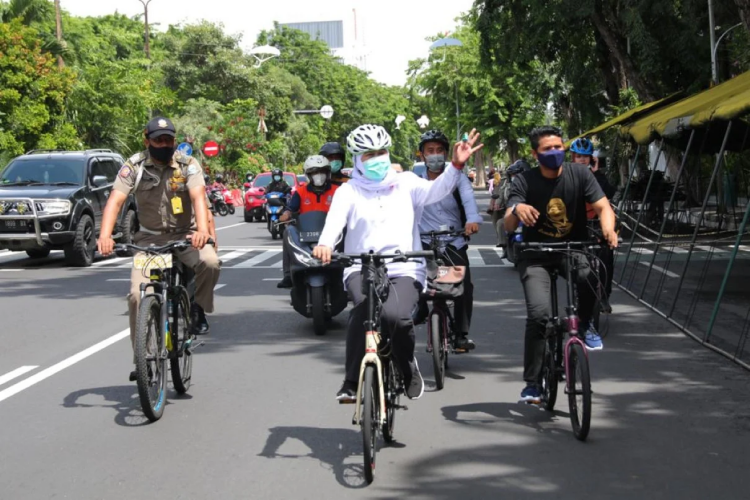 Gubernur Jawa Timur Khofifah bersepeda menjaga kebugaran saat berpuasa Ramadan. (Foto: Humas Pemprov Jatim)