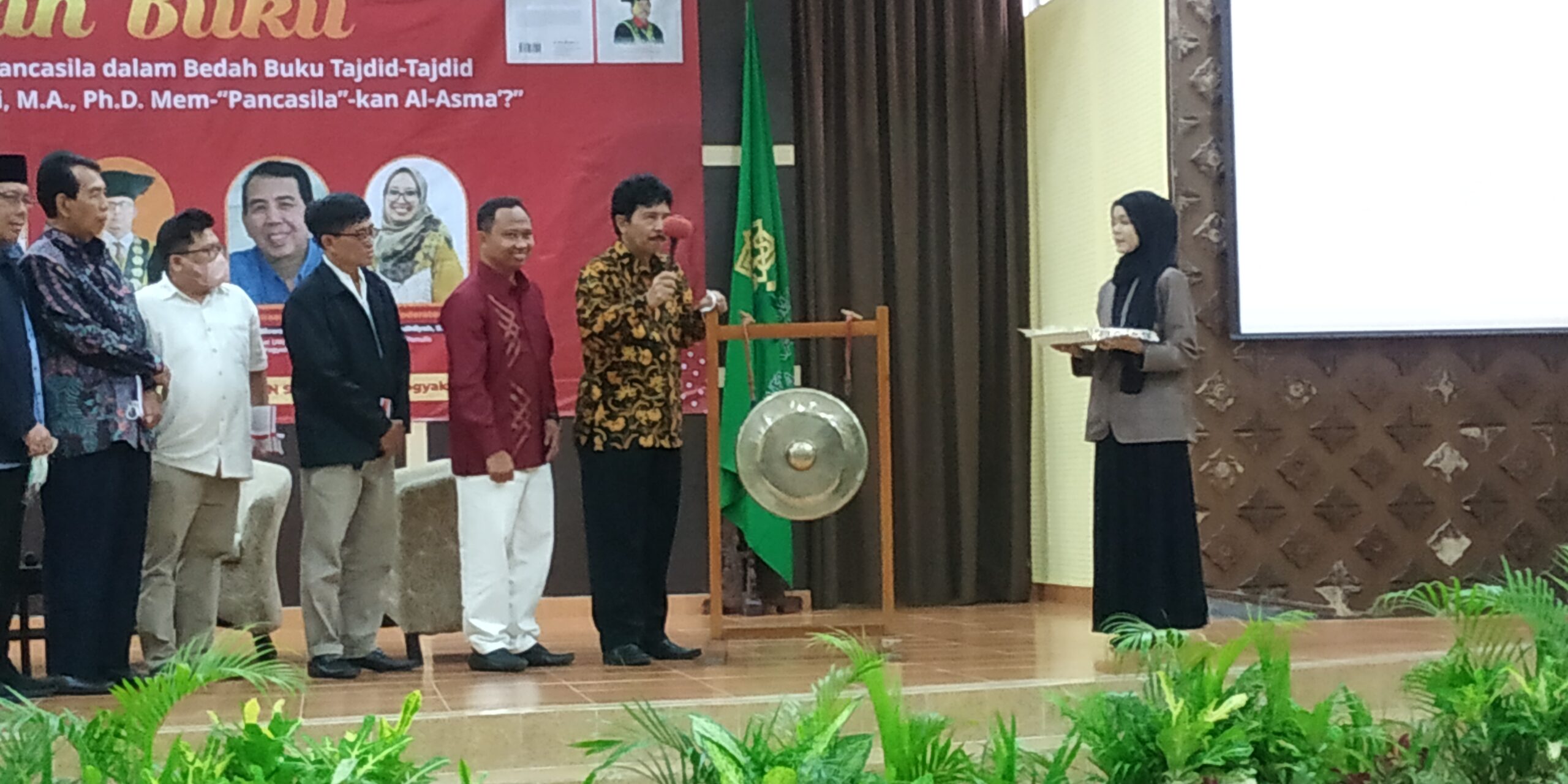 Kepala BPIP membuka acara bedah buku Tajdid-Tajdid Prof. Yudian Wahyudi, M.A., Ph.D., Mempancasilakan Al-Asma’, di Convention Hall UIN Sunan Kalijaga Yogyakarta, Minggu 17 April 2022. (Foto: Serikat News)