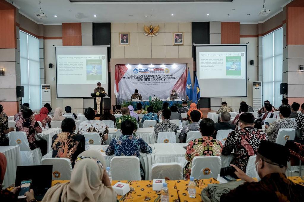 Menteri Pariwisata dan Ekonomi Kreatif/Kepala Badan Pariwisata dan Ekonomi Kreatif Sandiaga Salahuddin Uno dalam diskusi dengan civitas akademika dan pelaku parekraf di Universitas Trunojoyo Madura, Bangkalan, Jawa Timur, Jumat 01 April 2022. (Foto: Kemenparekraf)