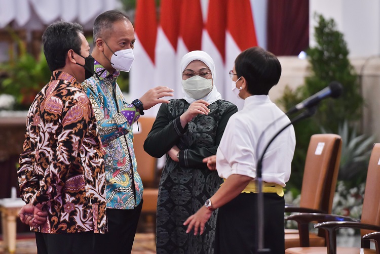 Menaker Ida Fauziyah, Menperin Agus Gumiwang Kartasasmita, Menteri KP Sakti Wahyu Trenggono, dan Menlu Retno Marsudi berbincang sebelum Sidang Kabinet Paripurna, di Istana Negara, Jakarta, Selasa 05 April 2022. (Foto: Humas Setkab)