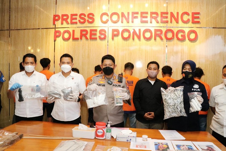 AKBP Catur Cahyono Wibowo saat menggelar pers rilis di lobby Ananta Hira Polres Ponorogo, Selasa 05 April 2022. (Foto: Istimewa)