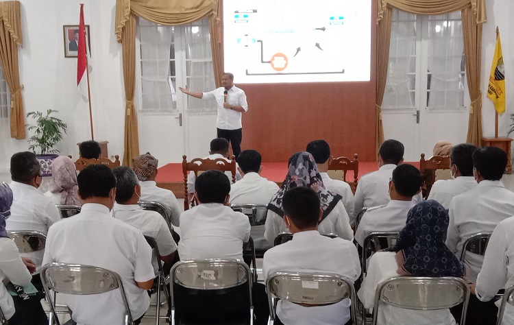 Bupati Sumedang H. Dony Ahmad Munir, sedang menjelaskan fungsi dan kegunaan aplikasi Sijagur, di Gedung Negara, Rabu, 6 April 2022. (Foto: Istimewa)