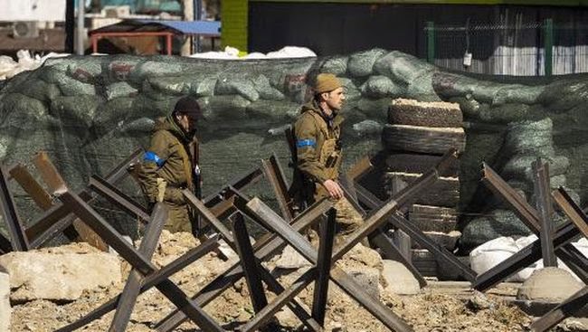 Tentara Ukraina berjaga di salah satu pos pemeriksaan di Kiev (Foto: AFP) 