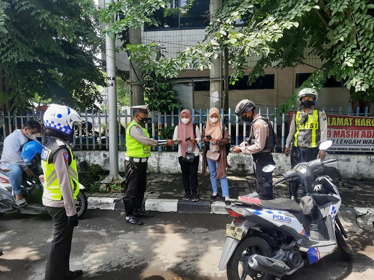 Petugas saat operasi yustisi di sepanjang Jalan Kalianget, Tanjung Perak, Kota Surabaya, Rabu, 06 April 2022. (Foto: Istimewa)