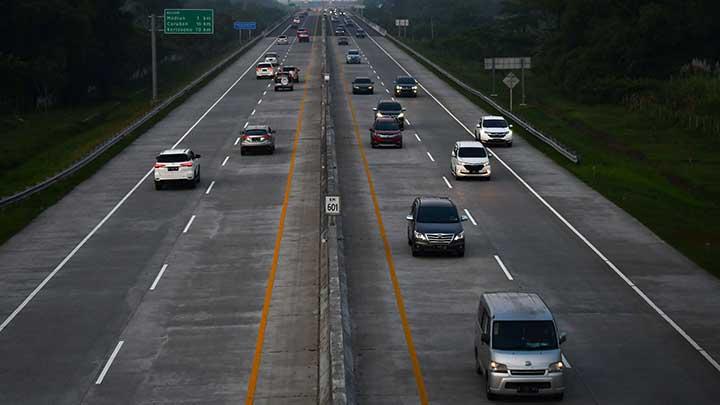 Sejumlah kendaraan melintas di jalan tol Ngawi - Kertosono di wilayah Kabupaten Madiun, Jawa Timur, Kamis 5 Mei 2022. (Foto: Antara) 