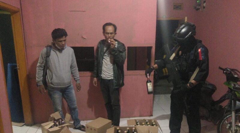 Petugas razia warung miras (Foto: Istimewa) 