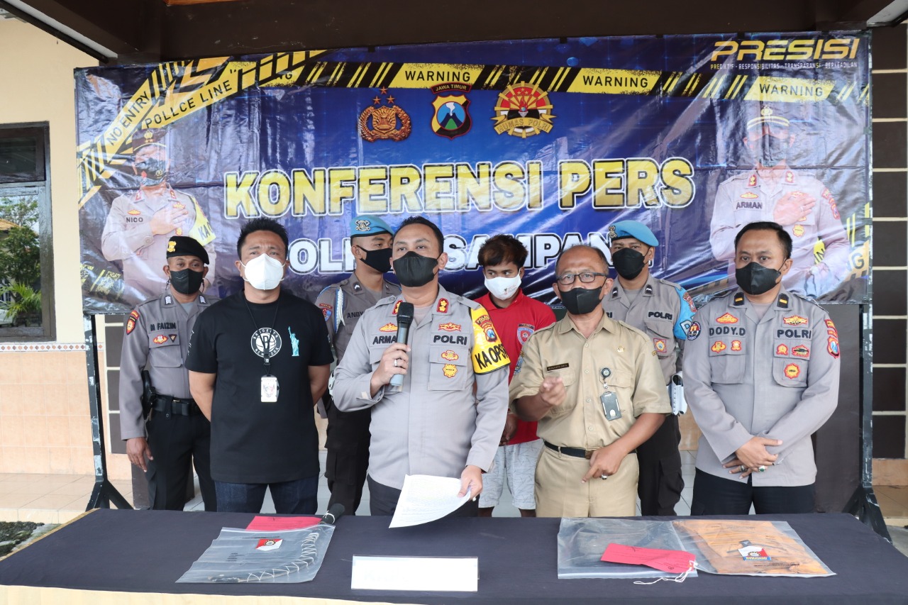 Konferensi pers Kapolres Sampang AKBP Arman menyampaikan motif tersangka melakukan pembunuhan. (Foto: Istimewa) 