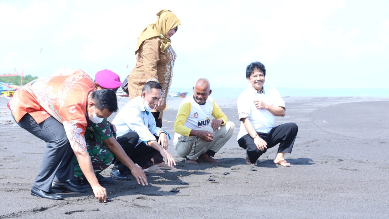 Rayakan Hari Kebangkitan Nasional, Kepala BPIP inisiasi aksi tanam mangrove dan lepas tukik bersama para pemuda desa. (Foto: Istimewa) 