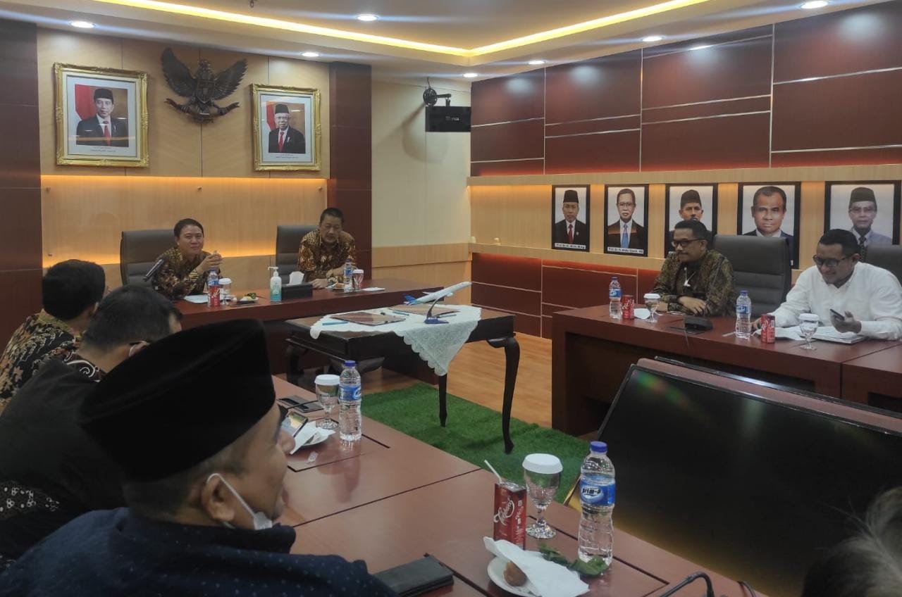 Pihak Penyelenggaraan Haji dan Umrah (PHU) dan Direktur Utama Garuda Indonesia. (Foto: Istimewa)
