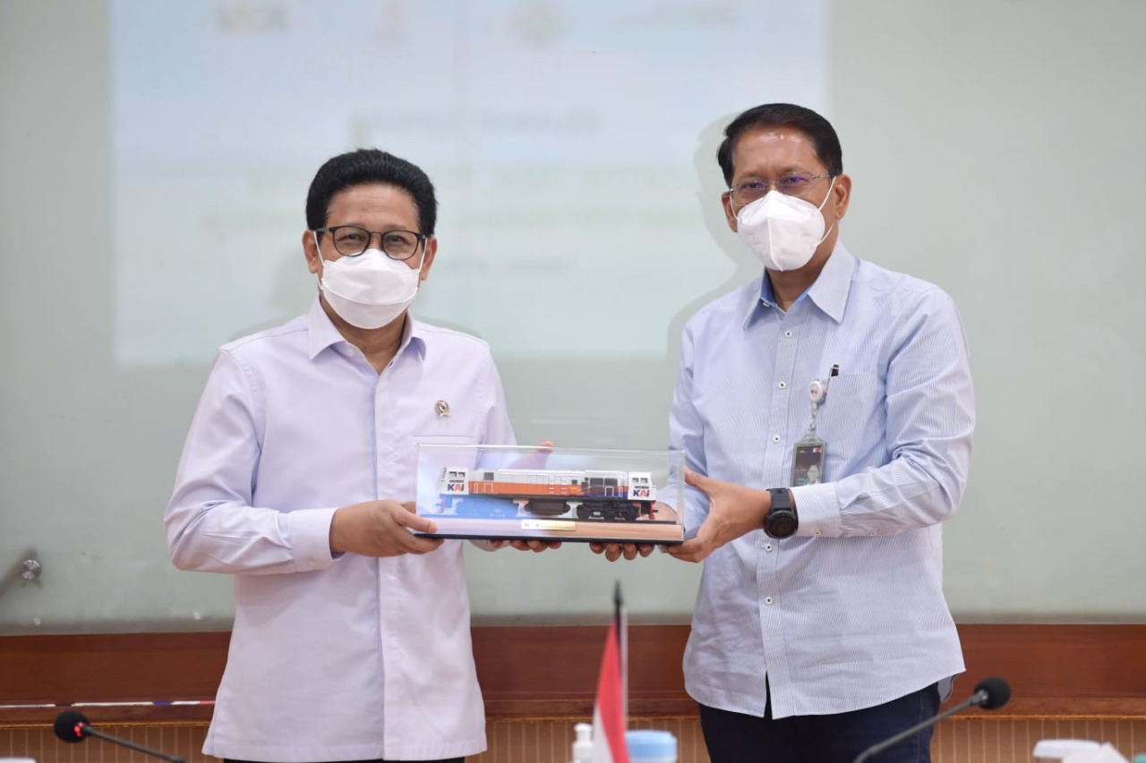 Menteri Desa, Pembangunan Daerah Tertinggal dan Transmigrasi Abdul Halim Iskandar didampingi Sekjend Kemendes PDTT Taufik Madjid, Kepala BPI Ivanovic Agusta Audensi Dengan Direktur Utama PT KAI Didiek Hartantyo di Jakarta , Rabu 18 Mei 2022. (Foto: Mugi/Kemendes PDTT)