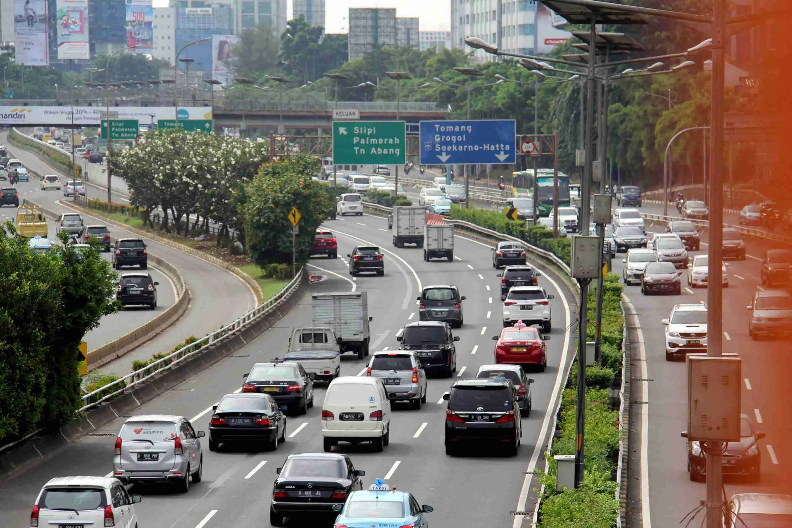 Sejumlah Kendaraan yang melintas di Jakarta. (Foto: Istimewa)