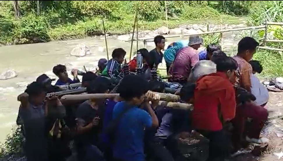 
Perjuangan petugas PLN untuk menghadirkan listrik ke daerah terpencil sangat menantang. Apalagi lokasi listrik desa di Sulawesi Barat kebanyakan memiliki medan yang curam dan berada di pegunungan. (FOTO/PLN)
