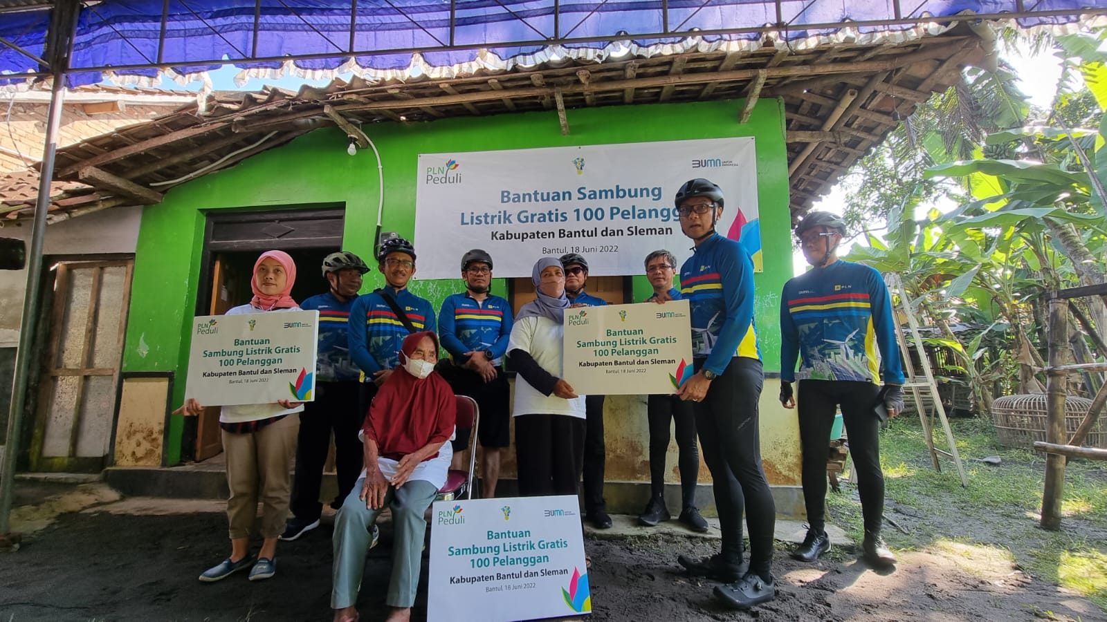 Bantuan biaya penyambungan listrik gratis ini menjadi wujud hadirnya negara melalui pemenuhan akses energi bagi warga kurang mampu. (Foto: PLN) 

